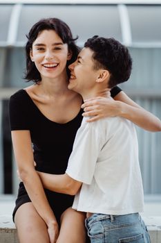 一对幸福的情侣在户外分享着快乐的时光，他们相拥而笑