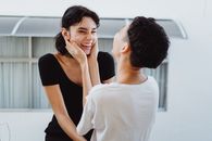 两个女人在户外愉快互动，洋溢着幸福与爱