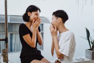 两个朋友在室内分享欢笑和喜悦，创造了一个快乐放松的时刻