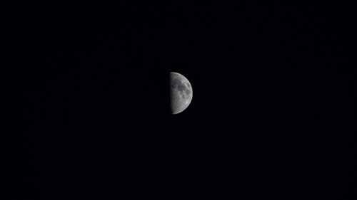 Free A striking black and white image of the crescent moon in a dark night sky. Stock Photo