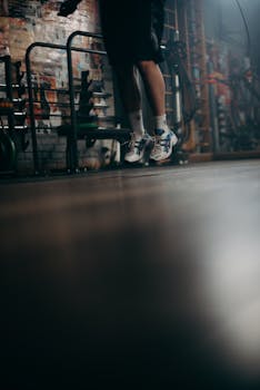 在健身房进行跳跃锻炼，有助于提升健康和敏捷性