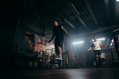 Foto profissional grátis de academia de ginástica, academia e fitness, aquecendo