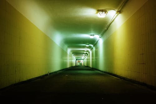Пустой коридор с включенным светом посередине