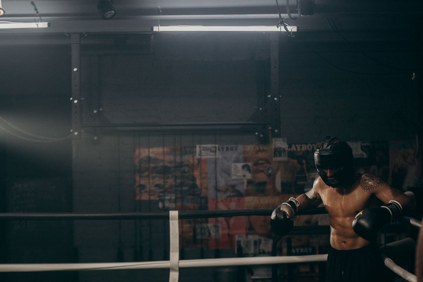 Atleet tijdens bokstraining in een donkere gym