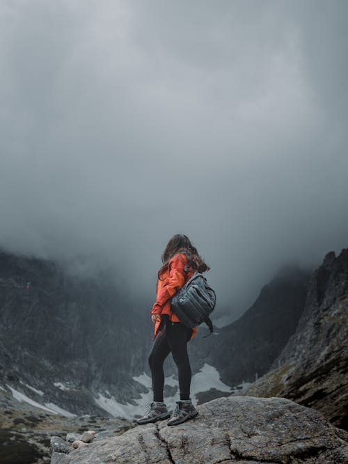 Foto stok gratis backpacker, cuaca jelek, gunung