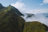 云雾缭绕的山间，绿树繁茂