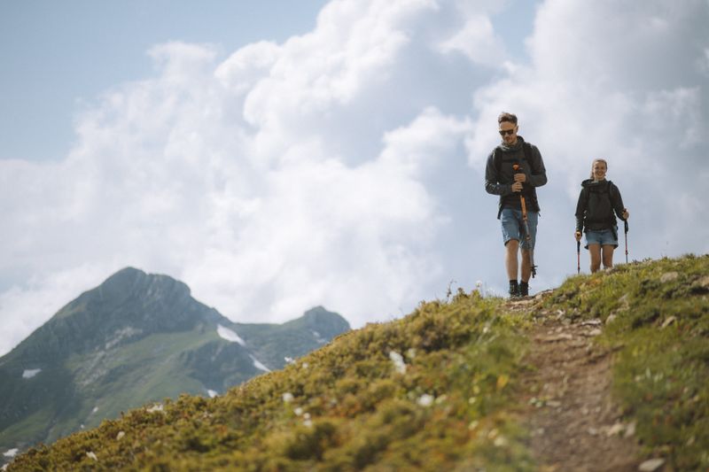 Zwei Wanderer auf einem Bergkamm-Pfad