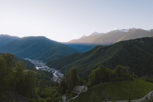 宁静的山谷中，日出时分，阳光洒满郁郁葱葱的青山