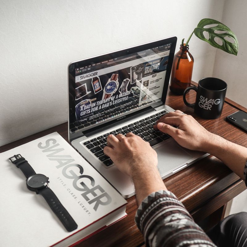 Orang mencari informasi di laptop