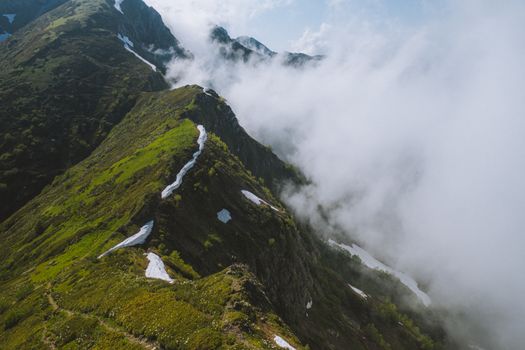 雾霭笼罩着郁郁葱葱的山脊，景色令人惊叹，尽显大自然的美丽