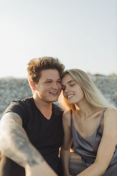 日落时分，一对浪漫的夫妇在海滩上共享了宁静的时光