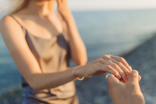 日落时分，海滩上那场浪漫的求婚，捕捉到了爱与温柔