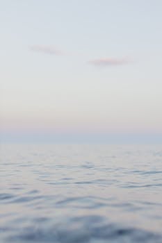 日落时分，宁静的海景、柔和的海浪与安详的天空，共同捕捉了那份平静与自然之美