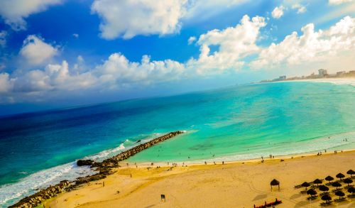 Free A breathtaking aerial view of a vibrant beach in Cancun, featuring golden sands and turquoise waters. Stock Photo