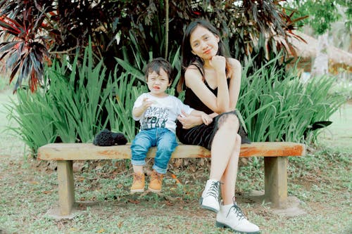 бесплатная Бесплатное стоковое фото с азиатка, близость, деревянная скамейка Стоковое фото