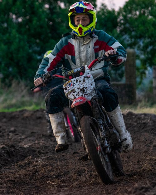 Foto profissional grátis de andar a cavalo, capacete de moto, cavaleiro