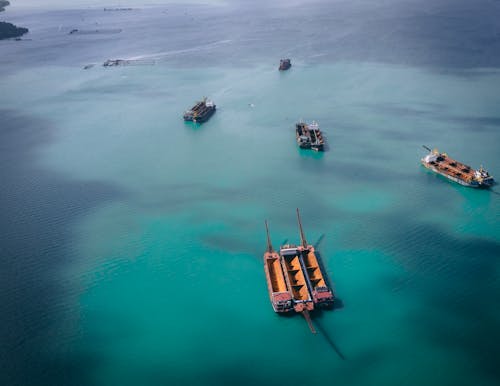 Foto profissional grátis de céu azul, dragas, litoral