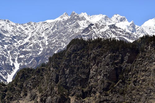 거대한 산들, 녹색의 산, 눈 덮인 산의 무료 스톡 사진