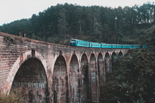 Kostenloses Stock Foto zu blauer zug, bögen, demodara