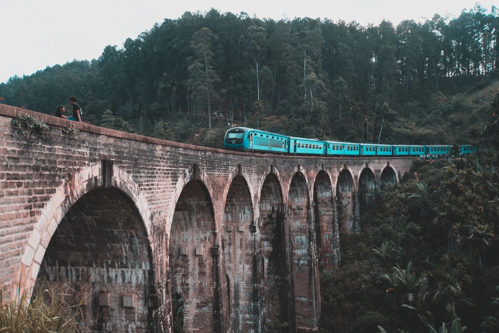 Tren azul cruzando el puente de los Nueve Arcos en Ella