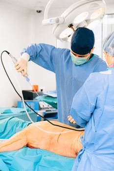手术室里，医疗专业人员正在进行外科手术