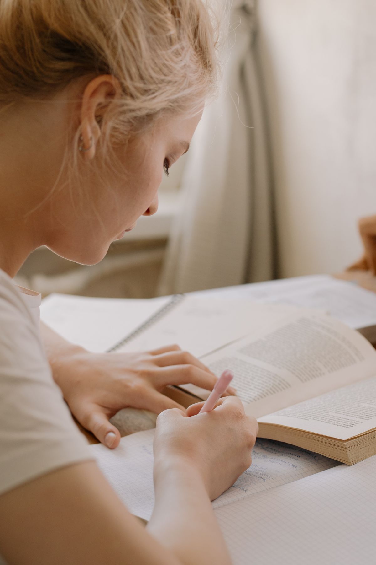 Mujer concentrada estudiando con apoyo natural a la memoria y la concentración