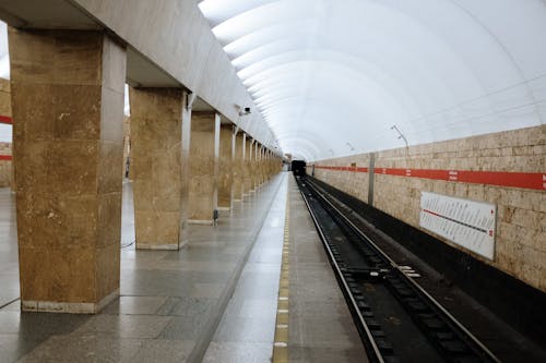 Train Rail In Het Midden Van De Tunnel