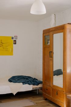 这间极简主义风格的卧室配有木制家具、舒适的床铺和艺术装饰