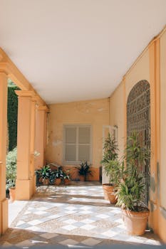 地中海风格的走廊优雅别致，陶土盆和郁郁葱葱的植物点缀其中
