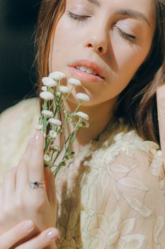 一位美丽的女子闭目轻捧白花，神情优雅而平静