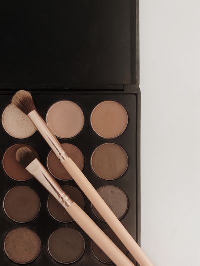 Neutral eyeshadow palette with brushes — Pegah Sharifi on Pexels
