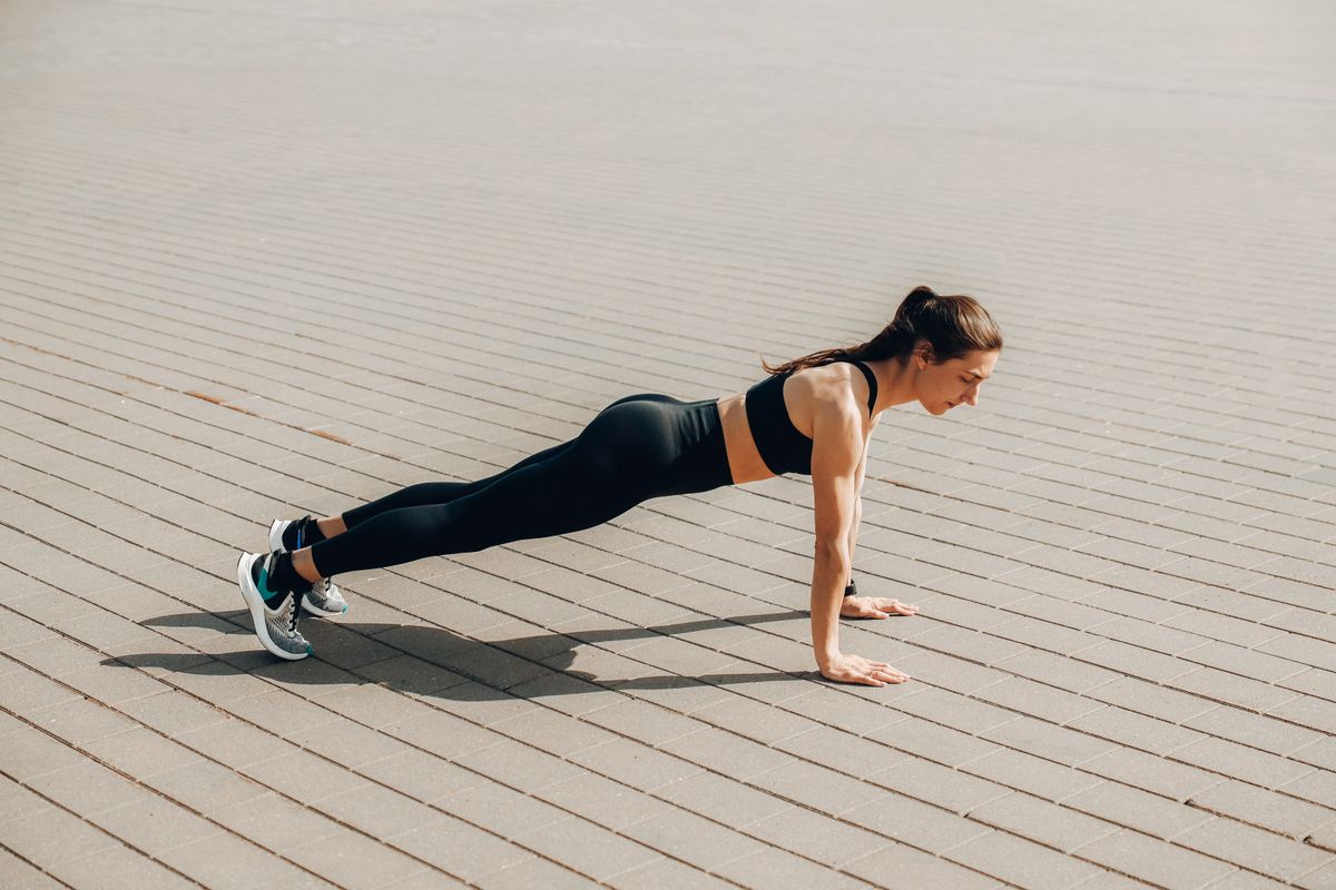 Pratiquants de street workout en extérieur