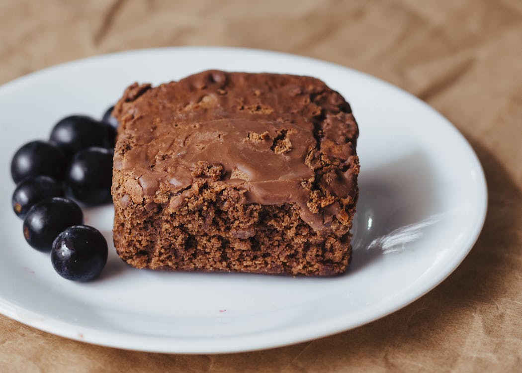 Základová fotografie zdarma na téma bílá deska, borůvky, brownies