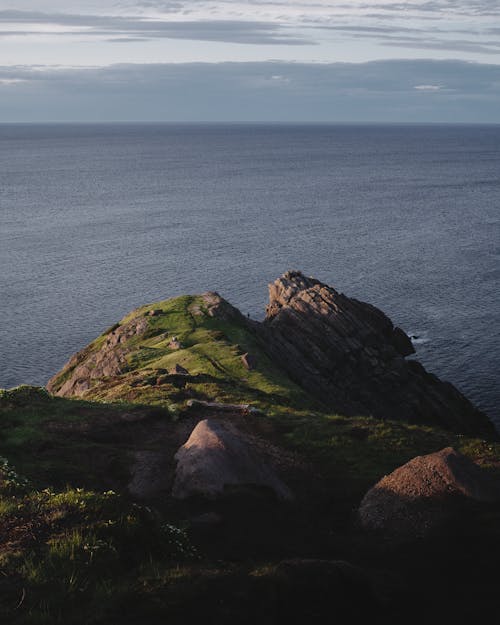 Free Rock Cliffs Overlooking Ocean Stock Photo