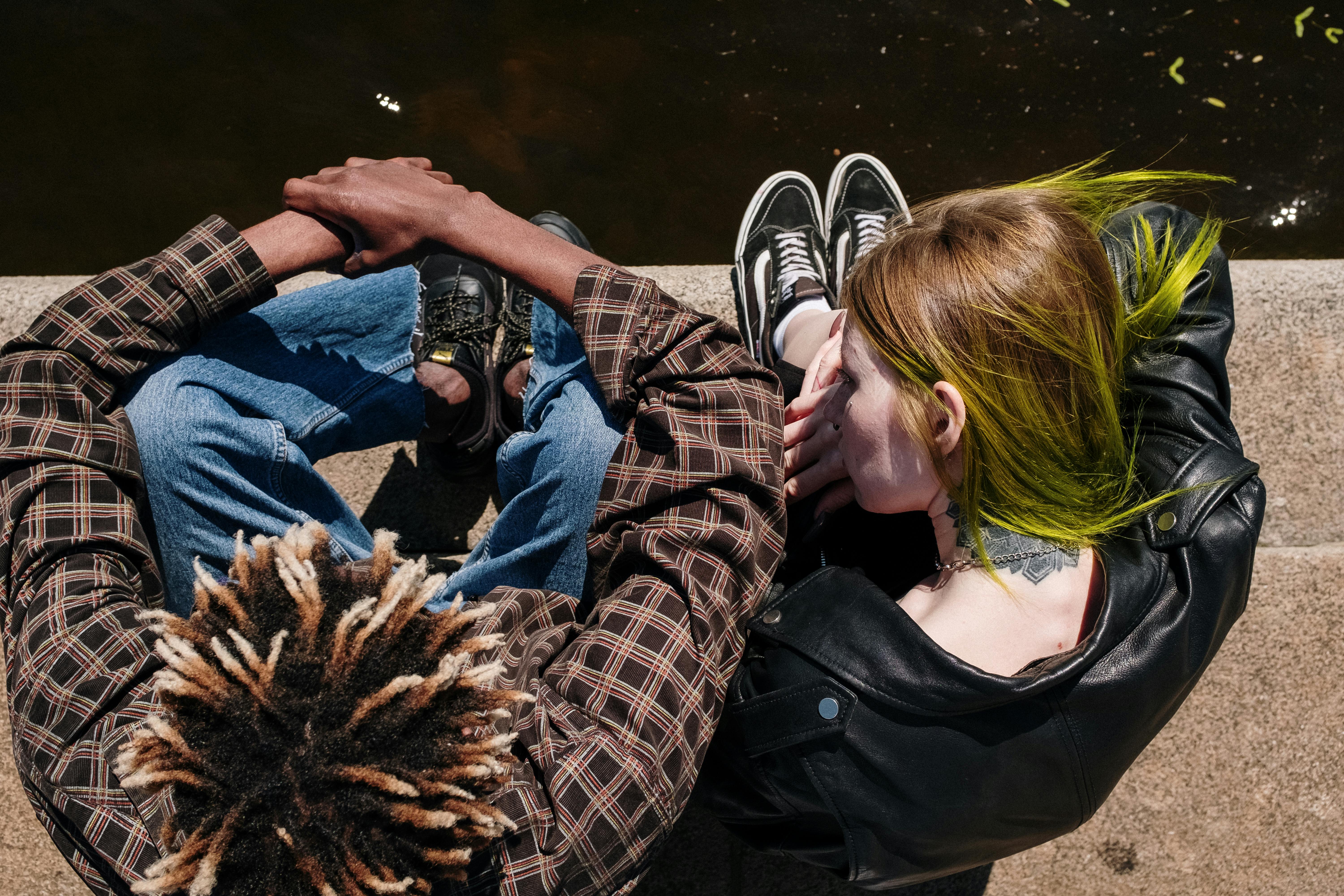 Gratuit Femme En Veste Noire Et Jeans En Denim Bleu Assis Sur Un Quai En Bois Marron Photos