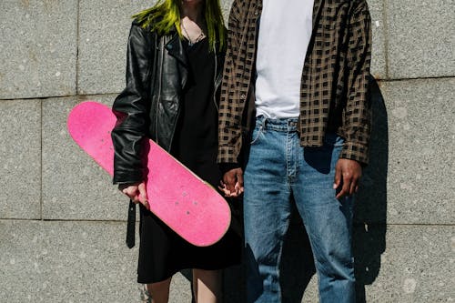 Hombre De Chaqueta De Cuero Negro De Pie Junto A La Mujer De Chaqueta Negra