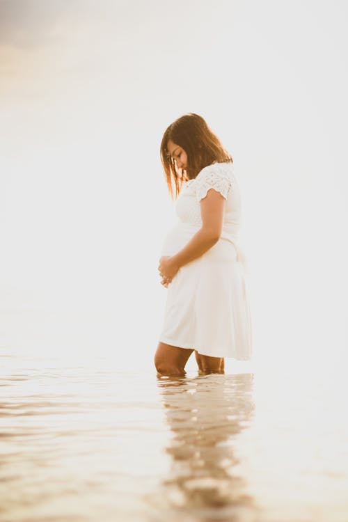 Бесплатное стоковое фото с белое платье, беременная, брюнетка