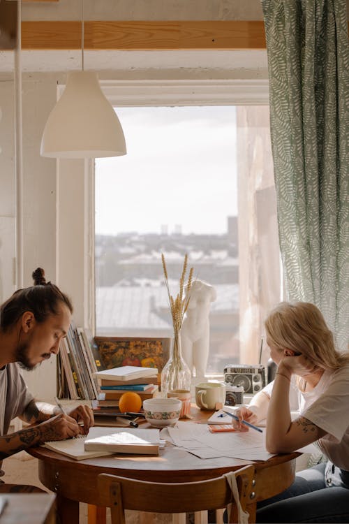 Gratis stockfoto met aan het leren, aan het studeren, aantekeningen