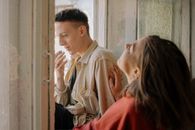 一对年轻夫妇在窗前享受着平静的时光