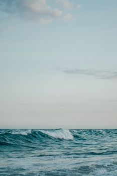 晴朗的天空下，宁静的海浪展现了大自然的美丽