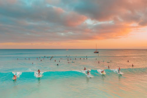 Fotobanka s bezplatnými fotkami na tému kývať, mraky, surferi