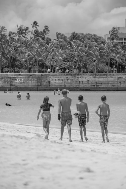 Fotos de stock gratuitas de adolescentes, arena, blanco y negro