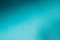 一张宁静的航拍照片，拍摄了纹理碧绿水面，非常适合自然和抽象主题