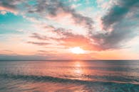 日落时令人惊叹的海景，色彩鲜艳，云层引人入胜