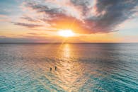 冲浪者鸟瞰宁静的海洋日出，捕捉海景之美