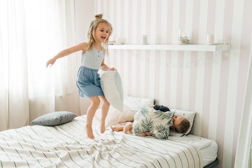 Kostenloses Stock Foto zu bett, bezaubernd, geschwister