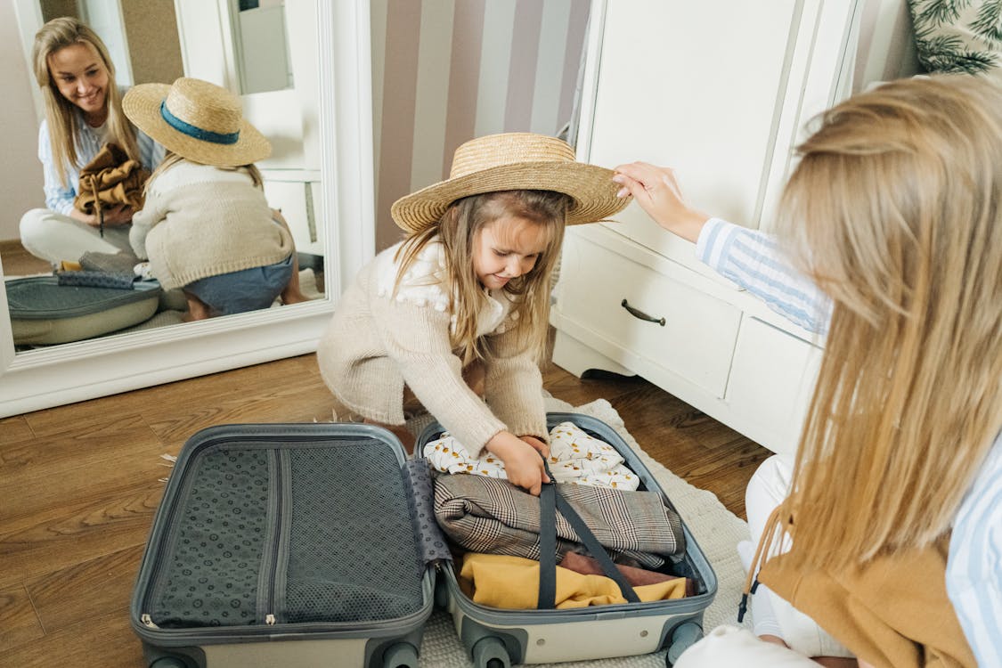 Photo by Ivan Samkov from Pexels: Bag Packing
