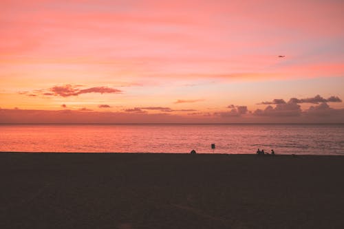 Foto profissional grátis de alvorecer, ao ar livre, beira-mar