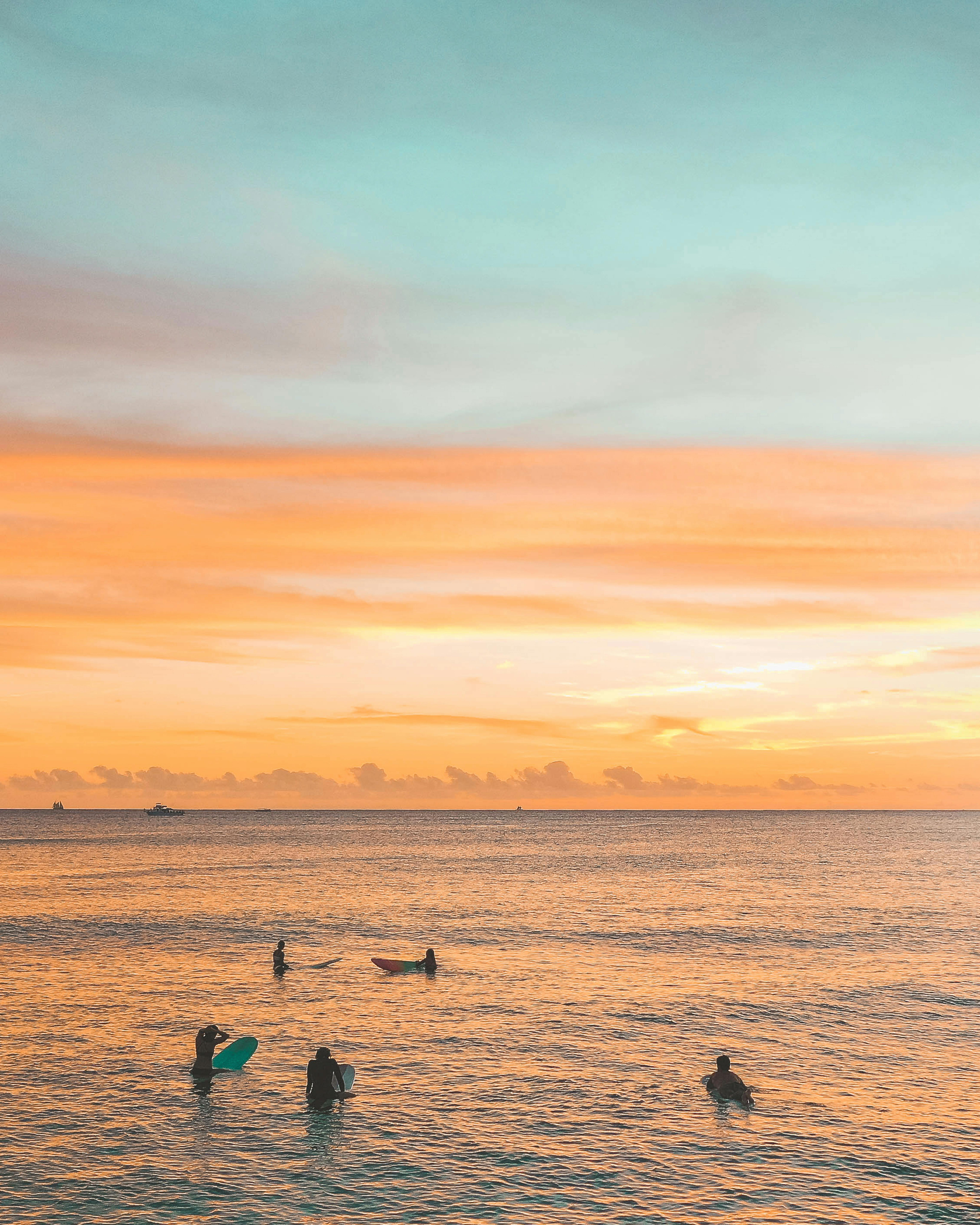 冲浪者在充满活力的日落天空下享受宁静的大海，非常适合冒险