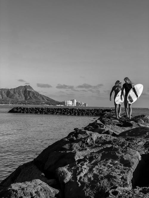 Foto profissional grátis de beira-mar, esporte aquático, P&B